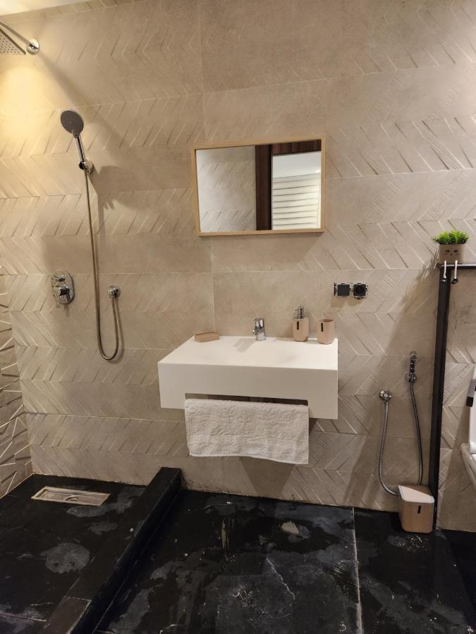 Modern Luxury Retreat: 2-Bedroom Apartment In The Heart Of Marrakech مراكش المظهر الخارجي الصورة